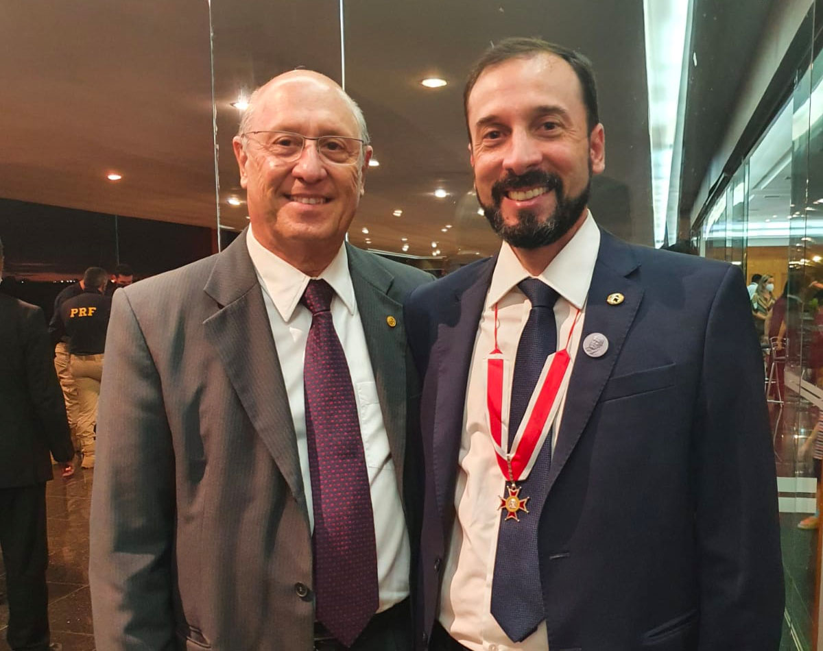 Empregado público da Valec, Tiago Bonvini, recebe Medalha Mérito Mauá 